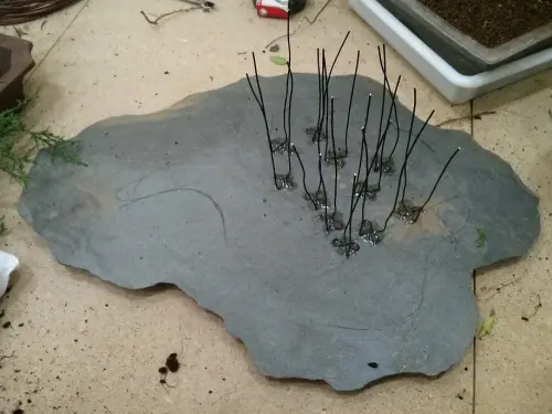 Piedra y alambrado adherido